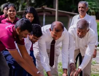 HR Ape Senehasa – පොතක් වෙනුවෙන් අතක්